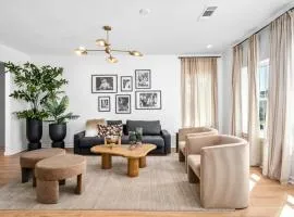 Luxe Spa Lounge, Gated 4 Parking, 2 linked Homes, Sleeps 20