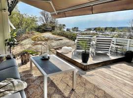 Stavern Cottage with sea views near the beach, Hotel in Larvik