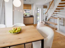 Newly built beach house with sauna close to beach, Hotel in Hörnum