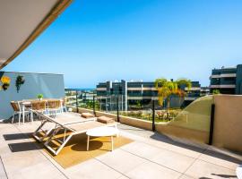 NEUE Ferienwohnung in Andalusien an der Costa del Sol - Boho Style - 40 qm Terrasse, 3-Bedroom, Pool, Gym, Work Lounge, hotel in Estepona