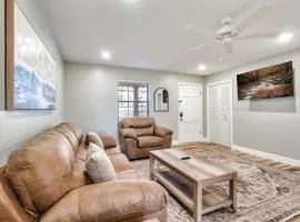 Cozy Retreat Near Downtown with Hot Tub