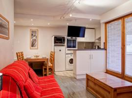 Appartement Centre-Ville avec Terrasse à Brides-les-Bains, Proche Télécabine et Spa - FR-1-512-138, hotel in Brides-les-Bains