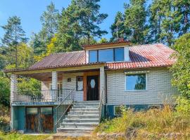 Gorgeous Home In Väversunda With House Sea View โรงแรมในVäversunda