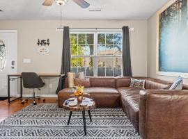 Comfortable Stay Private Hot tub W Arcade, Hotel in Sevierville
