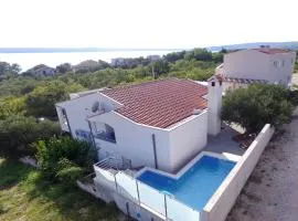 Modern Apartment with Private Pool in Maslenica