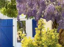 C'est une maison bleue adossée à la forêt