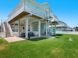 Beach Hideaway Spacious 4BR Game Loft, Hot Tub, Deck, Walk to Beach