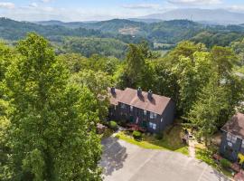 Comfy Escape near Dollywood W Pool & Grill, βίλα σε Pigeon Forge