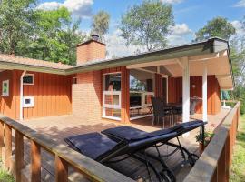 Seaside Retreat with Sauna, biệt thự ở Marielyst