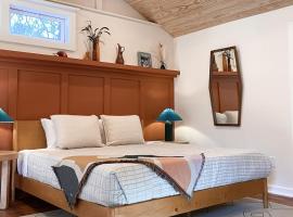 Madeira Secluded Cottage 5-Min walk to Amphitheater, lighthouse, downtown, готель у місті Сейнт-Огастін