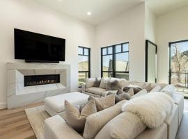 White Pine Luxe Family Retreat with Views, hotel v destinaci Snyderville