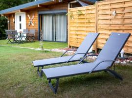 Le Chalet des Pins avec Spa et Sauna - Terrasse - Parking - Clim - Wifi, chal&eacute; alpino em Sanchey