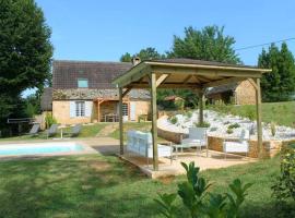 Les Mazaux avec piscine chauffée au nord de Sarlat, ξενοδοχείο σε La Chapelle-Aubareil