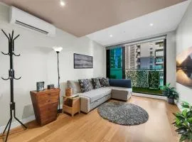 Heart of Melbourne CBD - 2BR I 1BH I Office Space I Free Parking