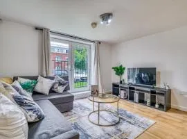 Modern 2BR Apartment with Free Parking Sleeps 8 Walk to Old Trafford