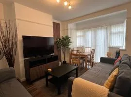 3 Bedroom modern house 15 min to tube, shops near by