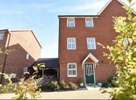 Weldon Road - Townhouse Overlooking the Park with Parking