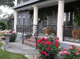Villa Montecillo Wine Country Retreat with Pool and Vineyard Views, ξενοδοχείο σε Pope Valley