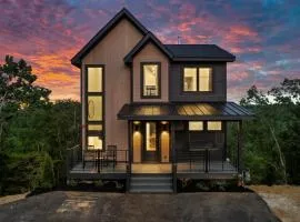 Modern Luxury in the Smokies w Hot Tub