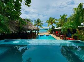 Skully's Hostel, hotel com piscina em La Gruta