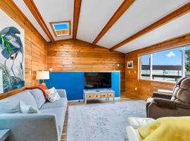 2nd story 1 bed apt #3 with kitchenette and a sweeping view of Birch Bay, Hotel in Blaine