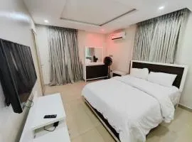 Royal 3 Bedroom Apartment with 24hrs Power Supply, Wifi, Security and Fully Equipped Kitchen