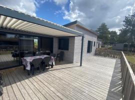 chalet de l'Edune 6 pers beau standing piscine couverte à 150m de la mer wifi inclus, hôtel à Jullouville