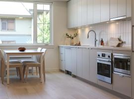 Studio At The Crescent Sleeps 2 to 4, resorts de esqu&iacute; en Rossland