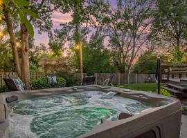 Central Family Oasis with Hot Tub & Fenced Yard، كوخ في أوماها