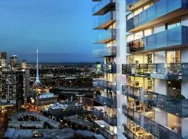 Top Floor Stylish 1BR Apt in Southbank View Pool Gym