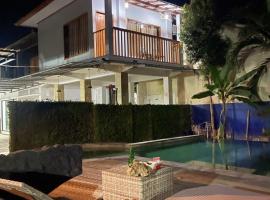 Tri Putri Homestay, hotel in Kuta