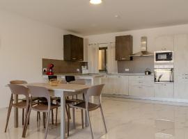 Luqa 3 bedroom penthouse T, hotel in Luqa