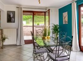 Family Escape with Pool, hotel u gradu Filot