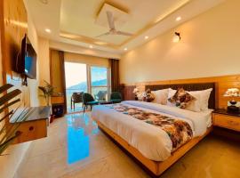 The Pine Woods A Luxury Resort in Mussoorie Rooftop Restro, khách sạn sang trọng ở Mussoorie