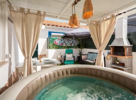 "Linda's Guest House" Beach House with Private Patio & Hot Tub, 3 Min from the Beach