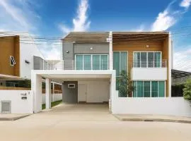 The SkyLanna Pool Villa Chiang Mai