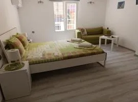 Wendy House - Central accomodation with private courtyard