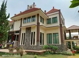 Villa Marwah Bandung - Big Spacious Private Swimming Pool Mountain View