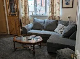 Close to City Center Bungalow walking distance to The Highcross, Abbey Park & Leicester City Long & Short Stays entire apartment with off road parking LE4