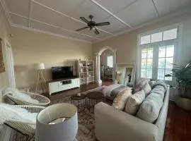 Glenwood Cottage 5km from beach, Art gallery, with garden and pool