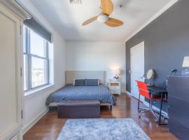 King Master and Plush Queen near NYC w kitchen, living room plus on-site gym, hotel en Jersey City