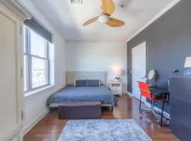 King Master and Plush Queen near NYC w kitchen, living room plus on-site gym