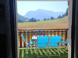 Studio avec vue sur les montagnes à 2 minutes d'un lac, hotel in La Morte
