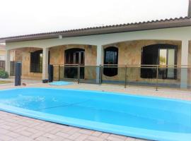 Casa geminada com piscina exclusiva, hotel ad Arroio do Sal