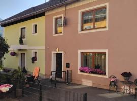 Freddys Gästehaus mit 3 Schlafzimmer, căn hộ ở Dellach