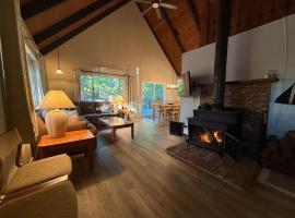 Blue Lake Chalet- 3 Bedroom + Loft/Pool Table in Arnold/Bear Valley (Pet-Friendly), hotel i Arnold