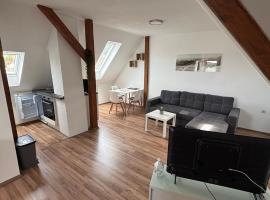 Schöne DG Ferienwohnung, hotel sa Nieste