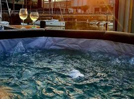 Barco-Apartamento en el Náutico de Vigo: Vigo'da bir otel