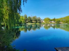 Castleton Static lodge on Wold View Fisheries Leisure Park, cabin in Usselby