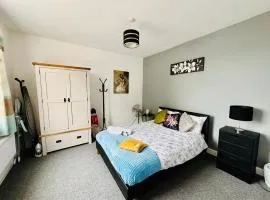 #56 Stylish 4-Bed House Free Parking Near Shops